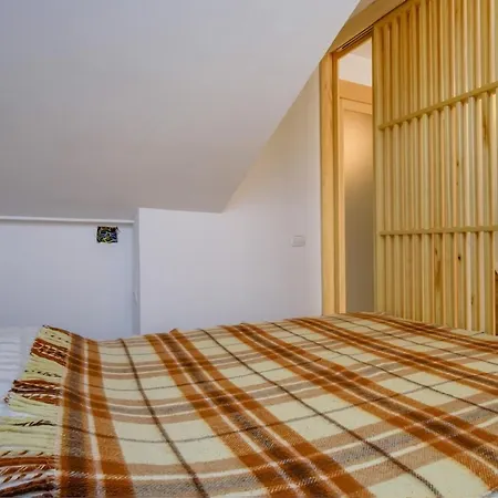 Elegant Iris Apartment *