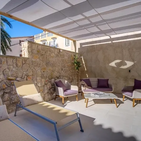 Elegant Iris Apartment *