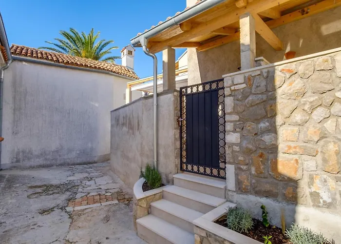 Elegant Iris Apartment